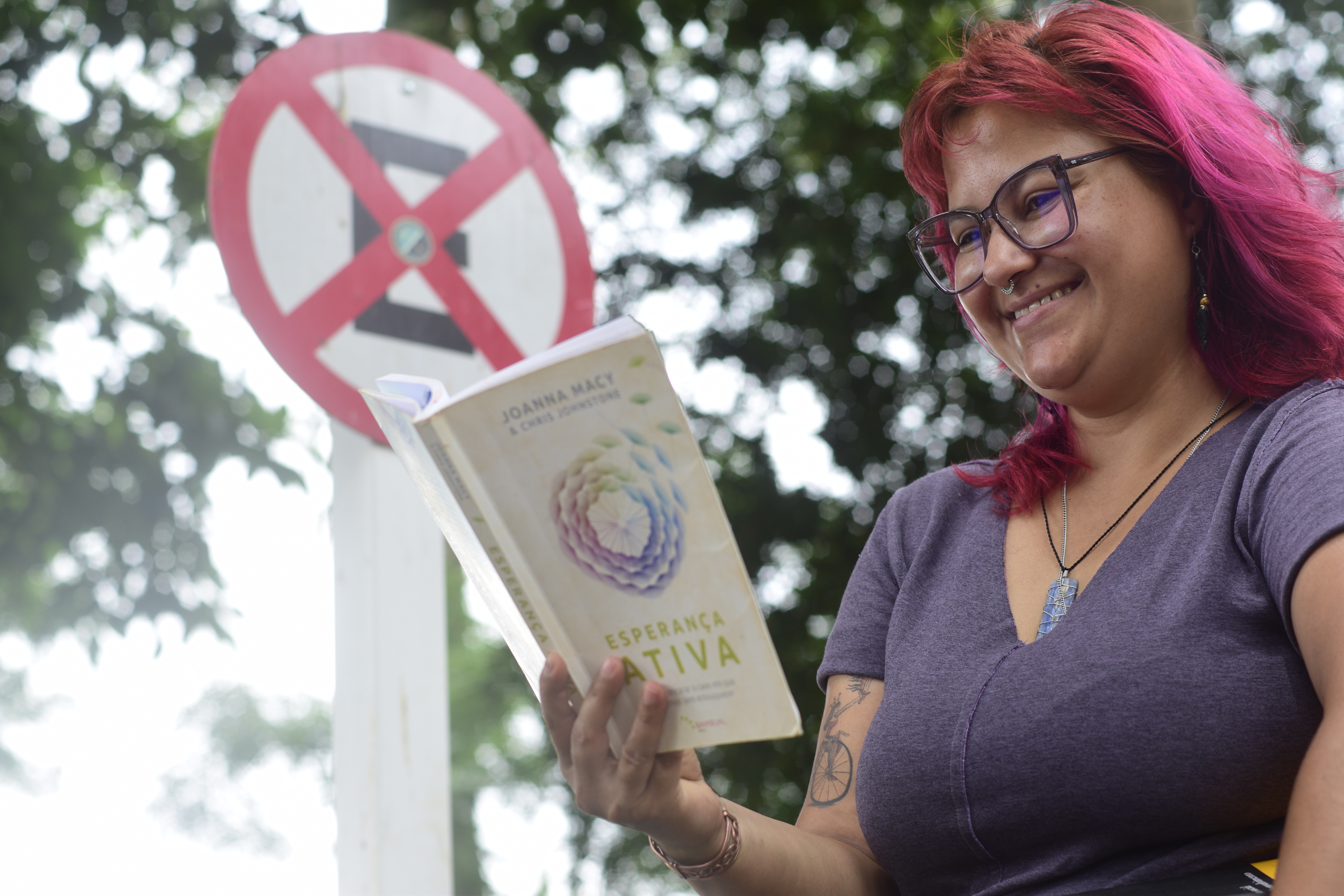 Heblisa Pinheiro de Mello lendo Esperança Ativa