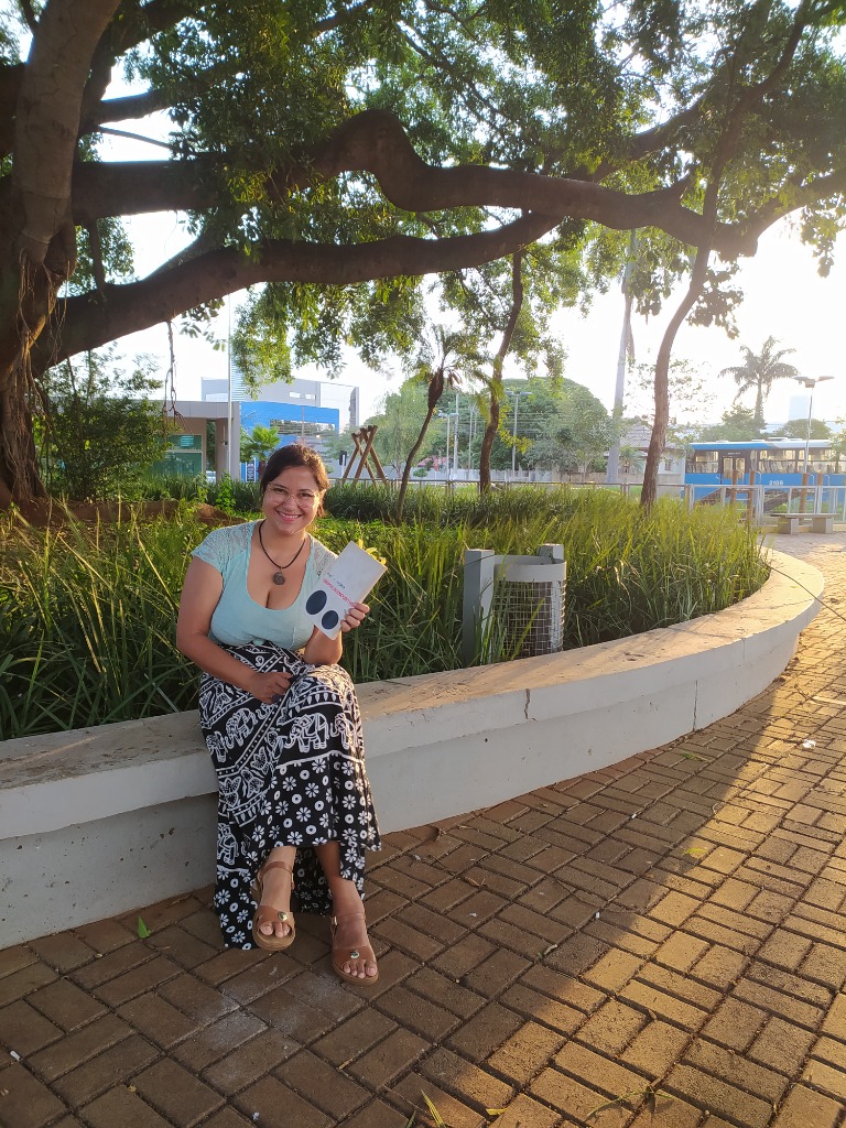 Heblisa em momento de leitura no parque